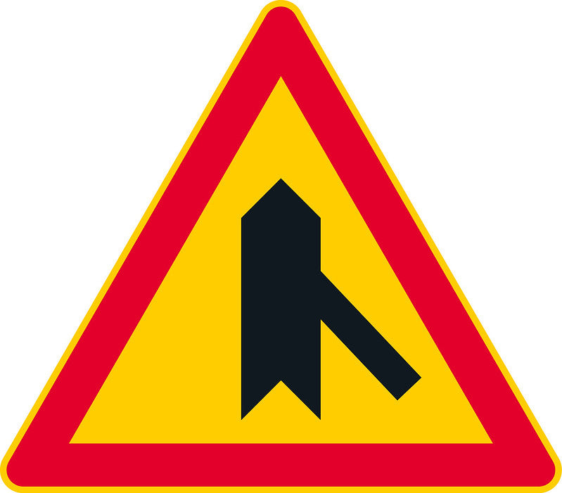 Sivutien risteys 4 liikennemerkki